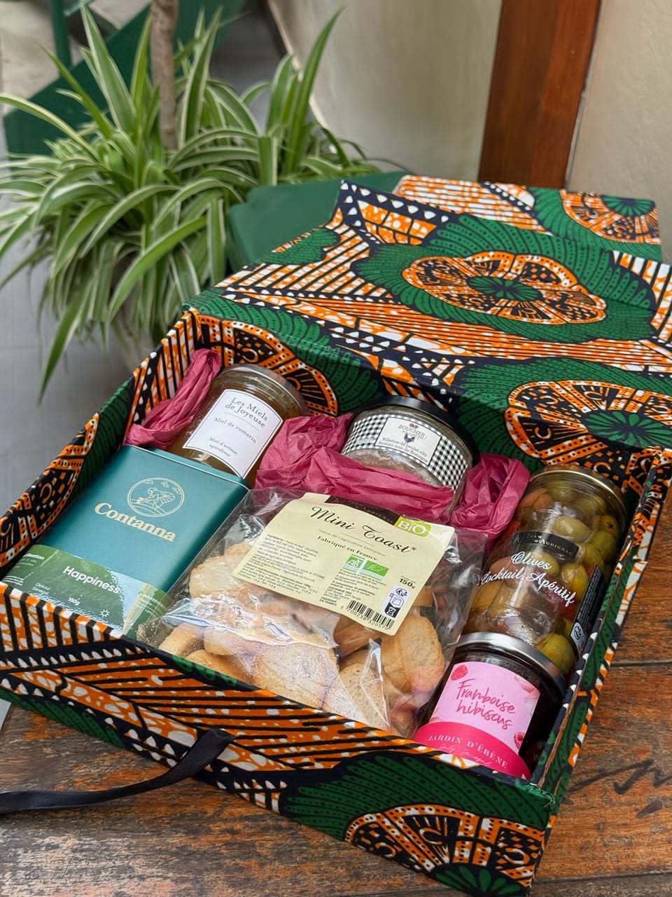 Coffret cadeau d’entreprise en tissu wax garni de produits d’épicerie fine de L’Épicerie Dakar
